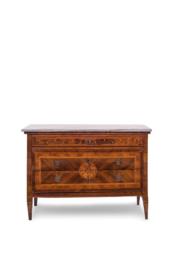 Com&#242; a tre cassetti intarsiato  - Asta Antiquariato - Incanto Casa d'Aste e Galleria