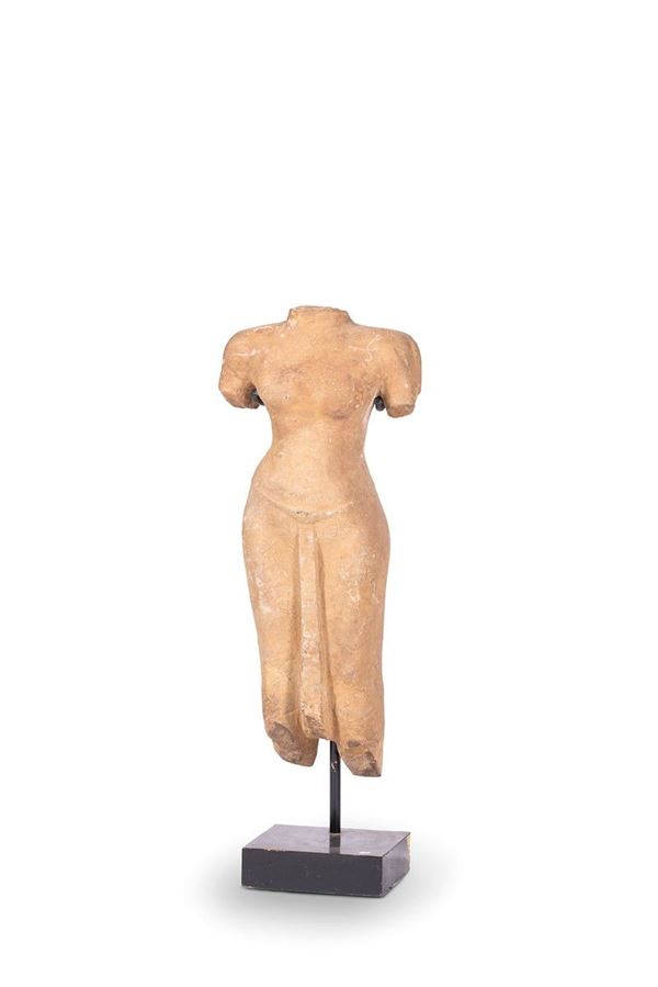 Torso di donna in  pietra in s