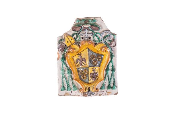 Stemma vescovile in maiolica p  - Auction Antiquariato - Incanto Casa d'Aste e Galleria