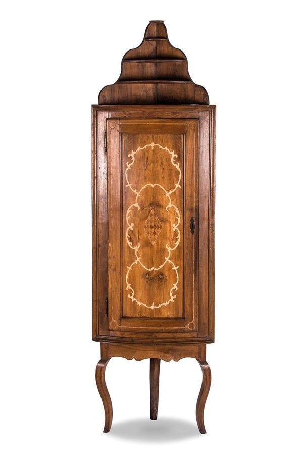 Coppia di angoliere in noce a   - Asta Antiquariato - Incanto Casa d'Aste e Galleria