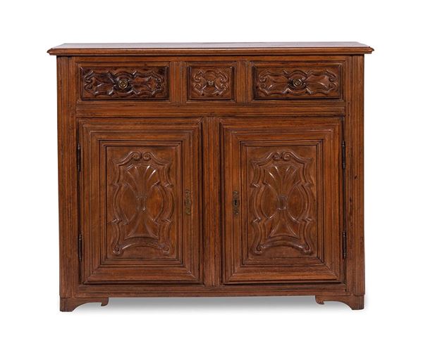 Credenza in noce scolpita a fo