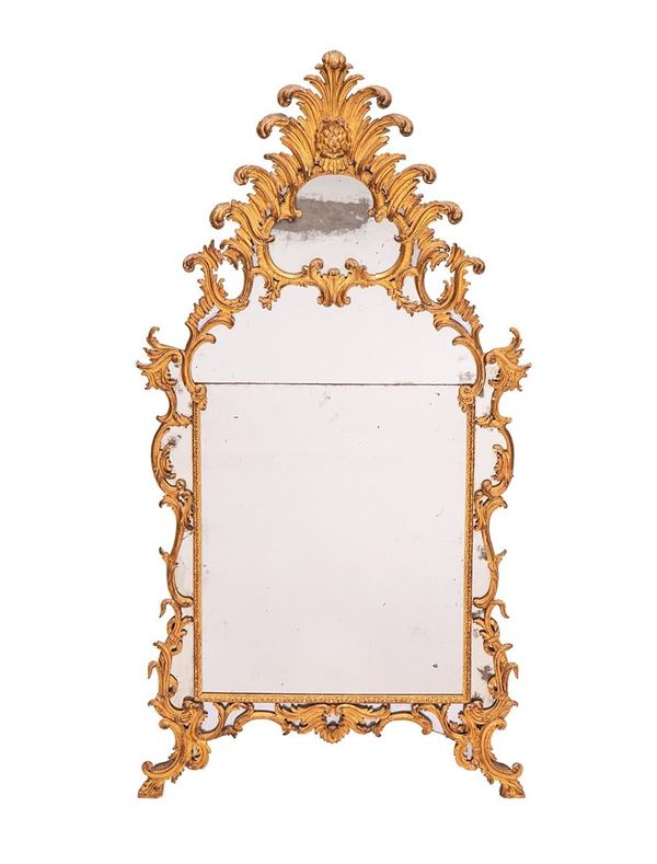 Specchiera con cornice e fregi