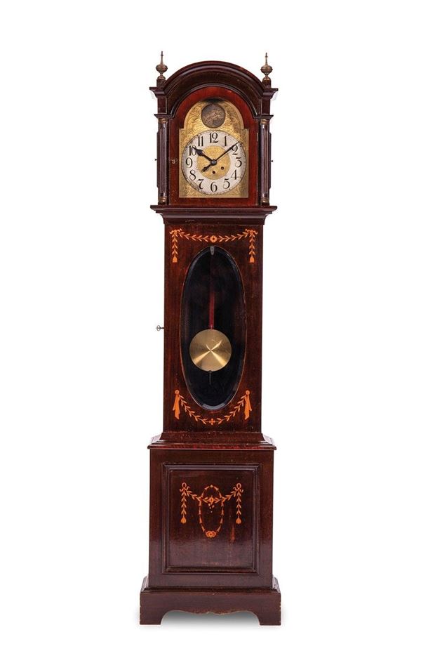 Orologio a torre decorato con 