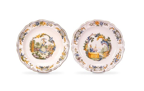 Coppia di piatti in maiolica c