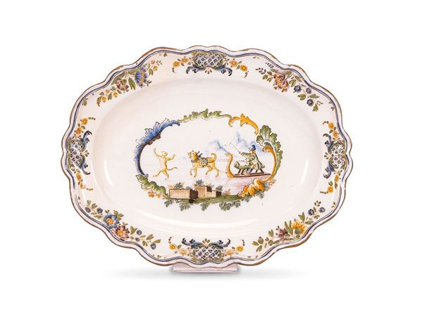 Piatto in maiolica di forma ov