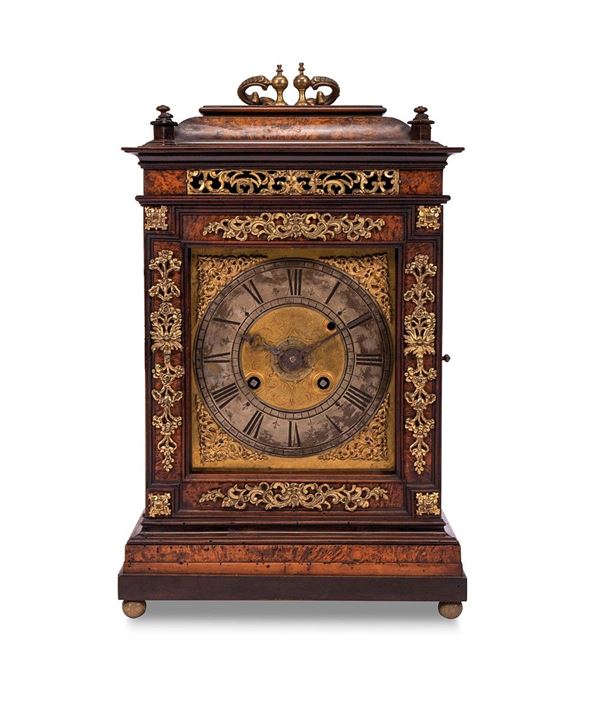 Orologio in legno con applicaz