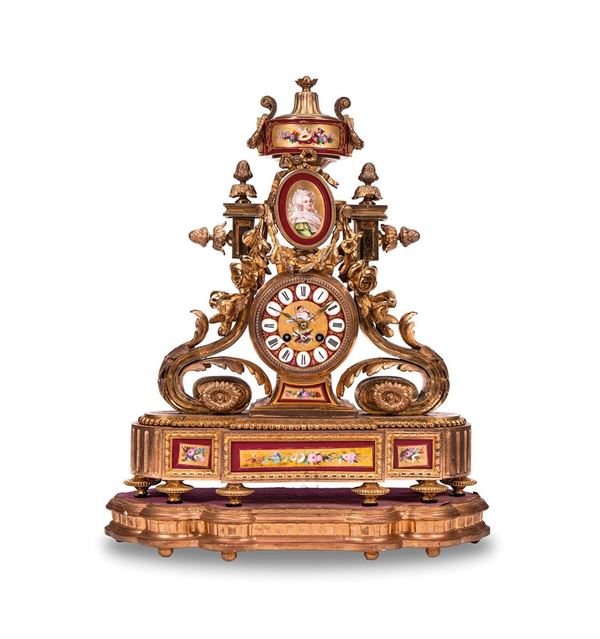 Orologio in bronzo con decoraz