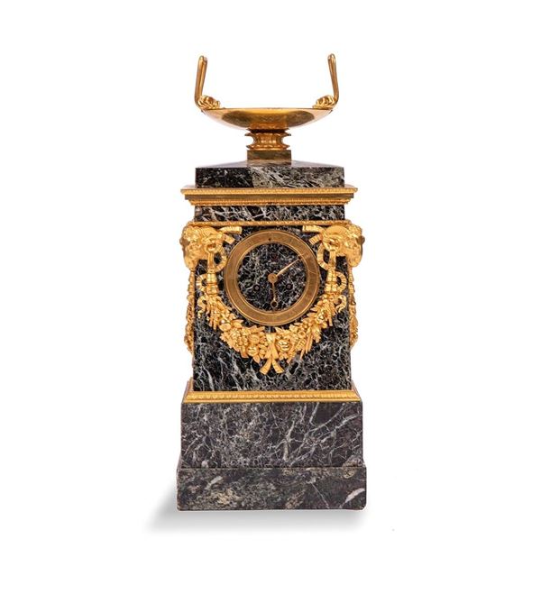 Orologio
Cassa in marmo a gui