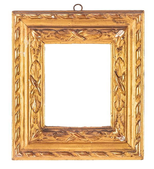 Cornicetta in legno scolpito e