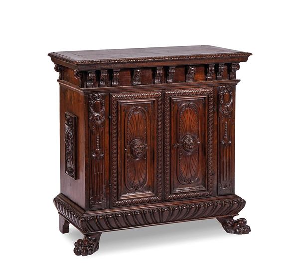 Credenzino in noce scolpito a   - Asta Antiquariato, Pittura, Oggetti d'arte, Porcellana, Arte Moderna - Incanto Casa d'Aste e Galleria