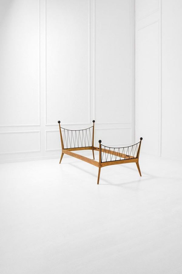 Letto
Legno tinto, metallo la