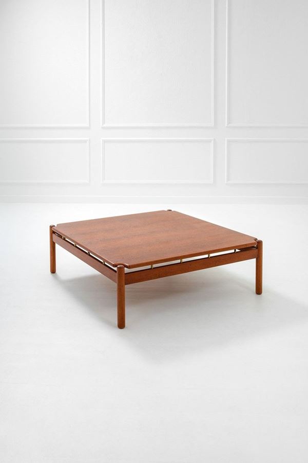 Ilmari Tapiovaara - Tavolo basso
Legno, ottone.
