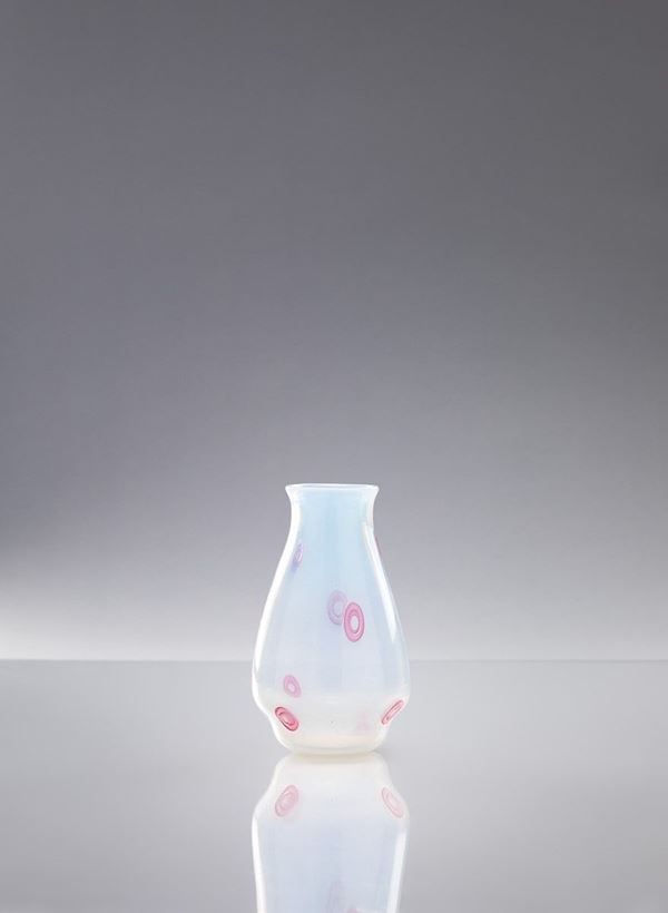 Murano - Vaso in vetro opalino con murrine rosse.
