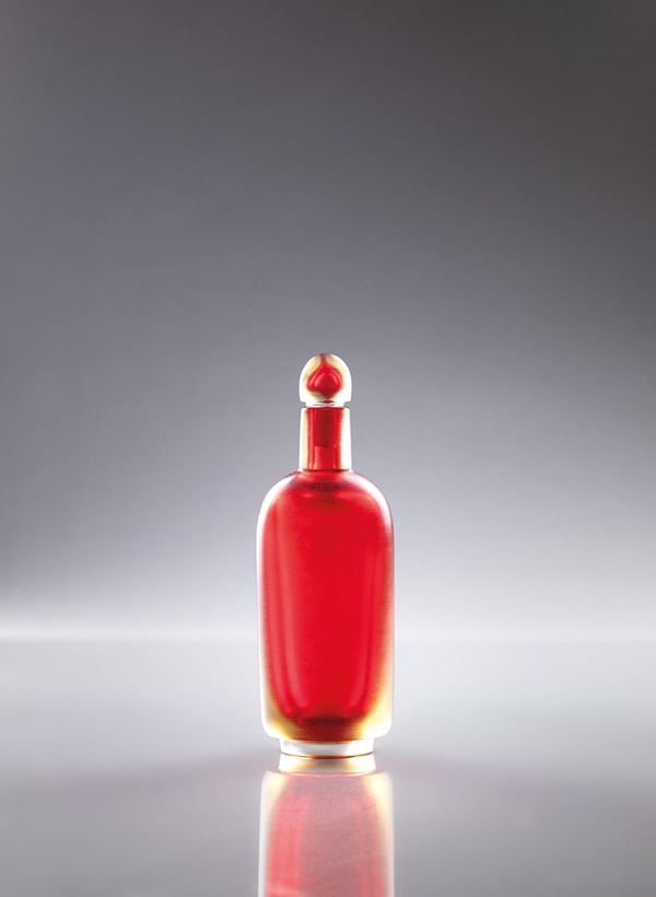 Paolo Venini - Bottiglia della serie incisi in vetro rosso antico