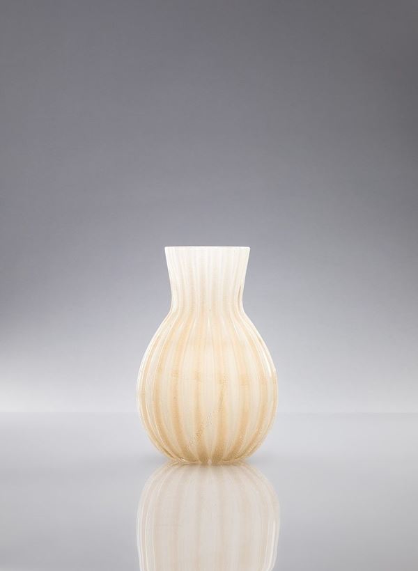 Barovier &amp; Toso - Vaso costolato in vetro lattimo e foglia d&#39;oro