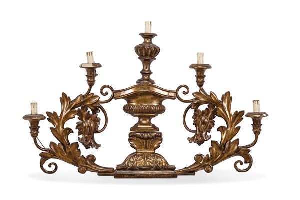 Fregio portaluci in legno scolpito e dorato  - Asta Antiquariato e Arti Decorative - Incanto Casa d'Aste e Galleria