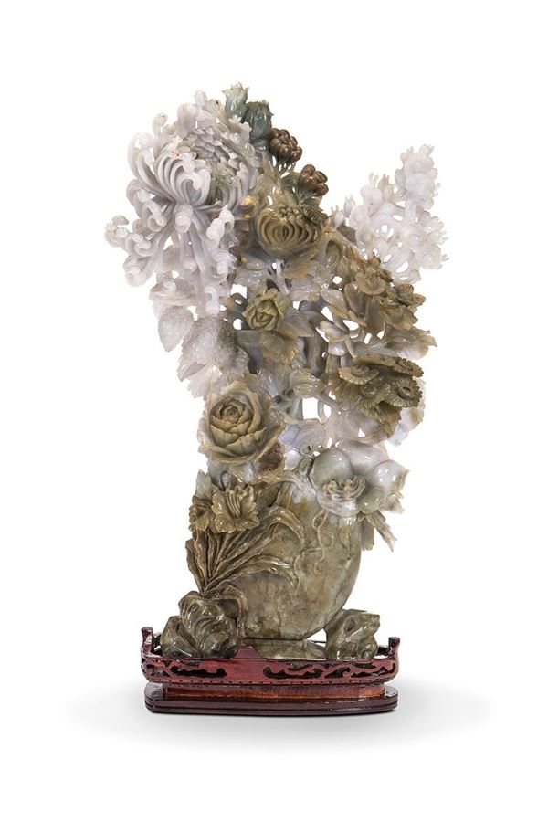 Scultura in giada, Vaso con composizione floreale