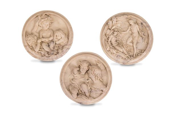 Tre medaglioni in marmo raffiguranti scene mitologiche e putti