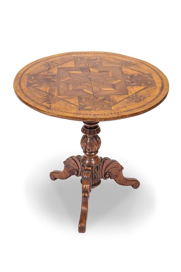 Tavolino di forma rotonda con piano intarsiato a motivi geometrici, XIX secolo