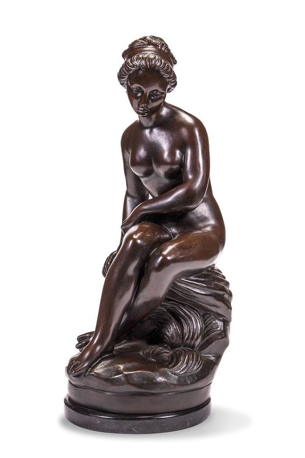 Scultura in bronzo, Fanciulla seduta su una roccia 