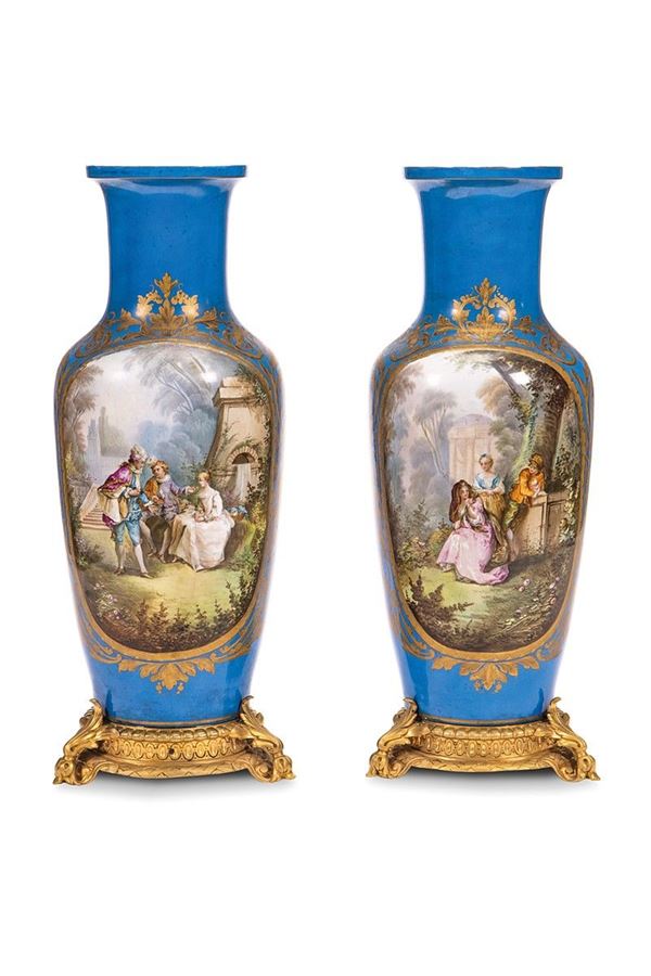 Coppia di vasi in porcellana su basi in bronzo, XIX secolo