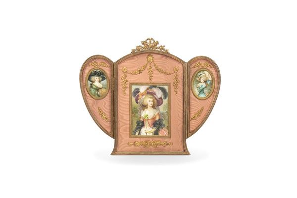 Trittico con all&#39;interno tre stampe colorate di donna, Inghilterra XIX secolo