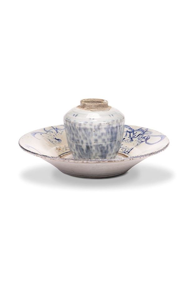 Piatto e vaso in porcellana bianca