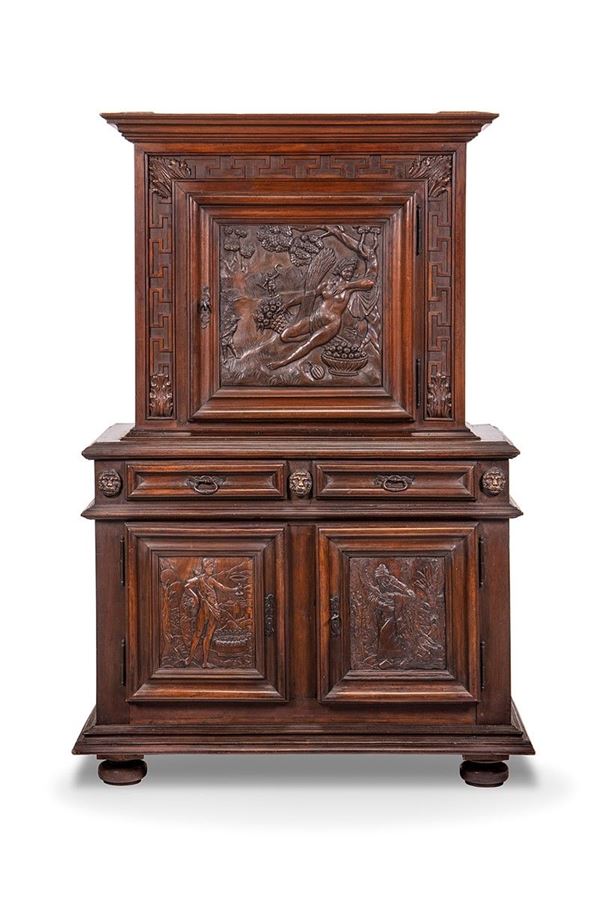 Credenza a due corpi in noce, XVIII secolo