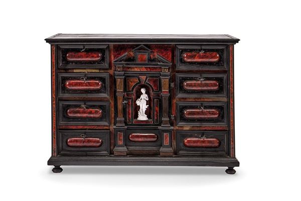 Monetiere lastronato in tartaruga, XVII secolo  - Asta Antiquariato e Arti Decorative - Incanto Casa d'Aste e Galleria