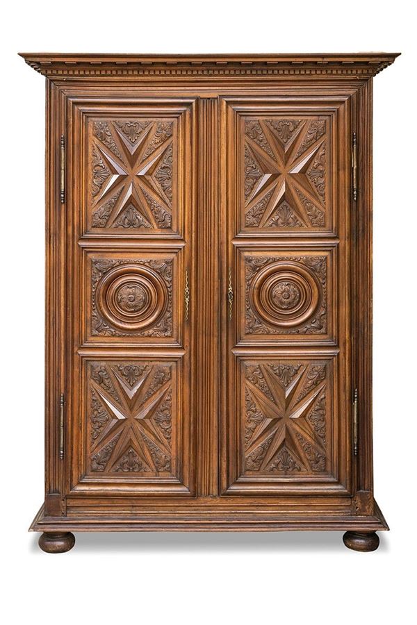 Armadio in noce scolpito, Piemonte XVII secolo  - Asta Antiquariato e Arti Decorative - Incanto Casa d'Aste e Galleria