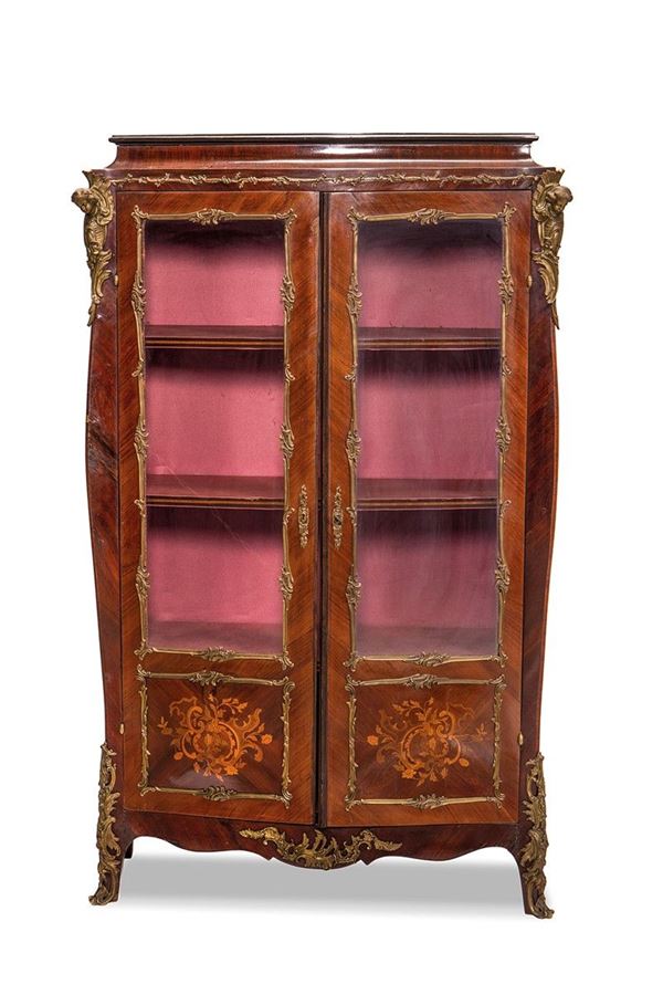 Vetrina a due ante lastronato in legno di rosa, XIX-XX secolo  - Auction Antiques and Decorative Arts - Incanto Casa d'Aste e Galleria