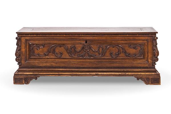 Cassone in noce scolpito, XVIII secolo  - Asta Antiquariato e Arti Decorative - Incanto Casa d'Aste e Galleria
