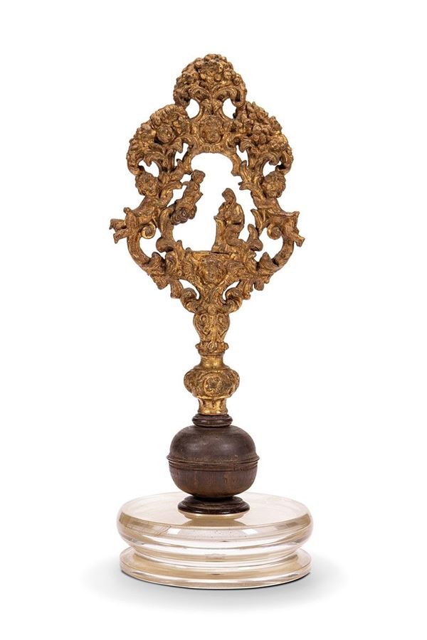 Terminale di vincastro in legno dorato, XVIII secolo  - Asta Antiquariato e Arti Decorative - Incanto Casa d'Aste e Galleria