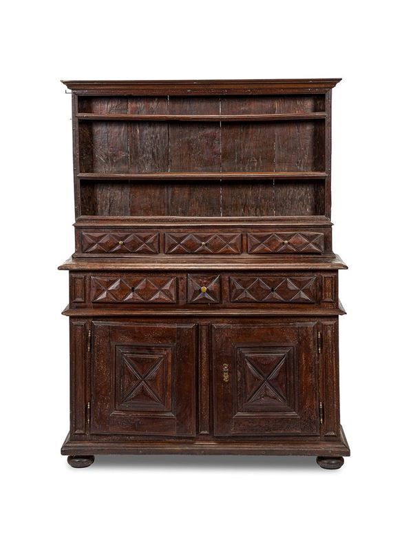 Credenza a due corpi in noce, Piemonte, XVII secolo  - Asta Antiquariato, Sessione 2 - II - Incanto Casa d'Aste e Galleria