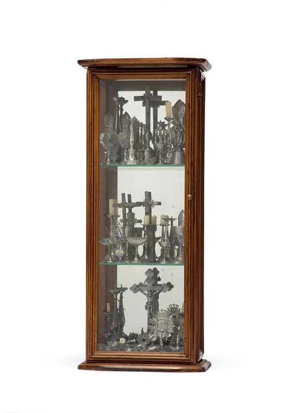 Vetrinetta contenente oggetti in peltro, XIX secolo  - Auction Antiques, Works of Art and Decorative Objects - Incanto Casa d'Aste e Galleria
