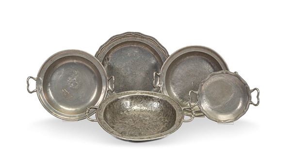 Lotto composto da cinque piatti in peltro con manici, XVIII secolo