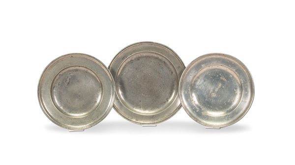 Lotto composto da tre piatti in peltro, XIX secolo 