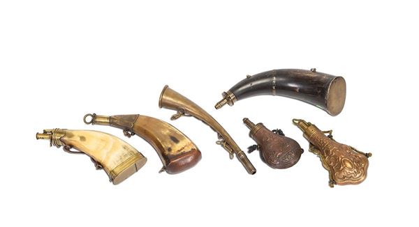 Lotto composto da 14 portapolvere ed un corno da caccia, XVIII/XIX secolo