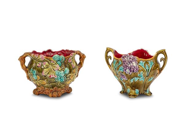 Lotto composto da due vasi in ceramica policroma, XX secolo