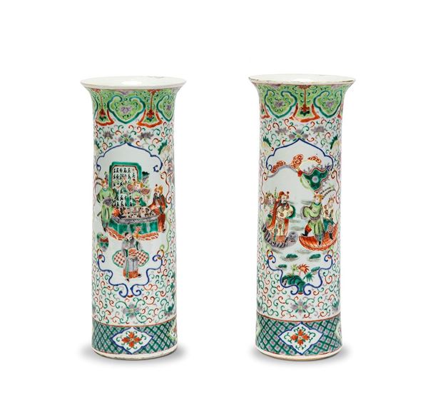 Coppia di vasi a tromba in porcellana. Cina, XIX secolo