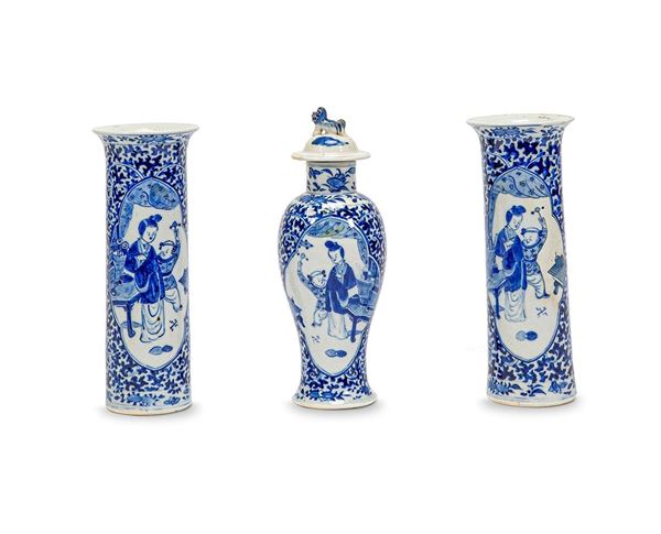 Due vasi a tromba e una potiche con coperchio in porcellana. Cina, XIX secolo