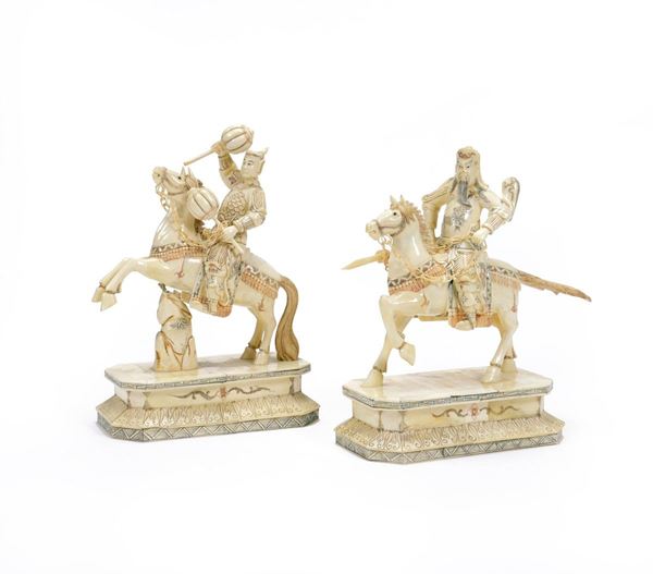 Coppia di cavalieri in osso, XIX-XX secolo.  - Auction Antiques, Works of Art and Decorative Objects - Incanto Casa d'Aste e Galleria