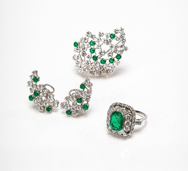 Parure: due orecchini, un anello e una spilla con brillanti e smeraldi