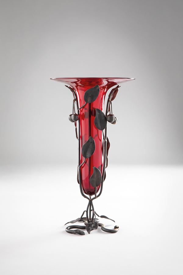 Umberto Bellotto (attr.) - Grande vaso con struttura in ferro battuto
