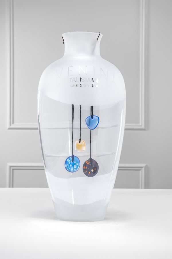 Giorgio Vigna - Talismani (Sole, Luna, Cuore) entro grande vaso espositore
