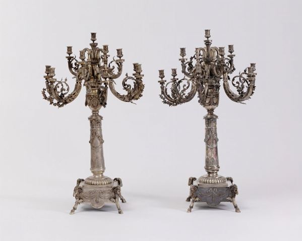 Due grandi candelabri in argento in stile