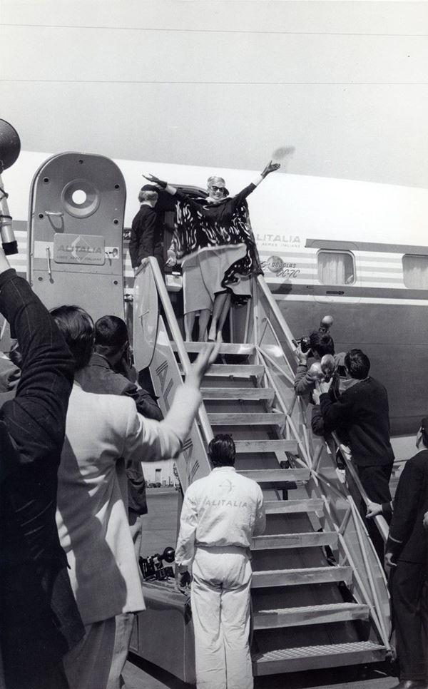 Pierluigi Praturlon - Anita Ekberg scende sul set de