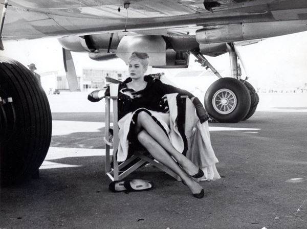 Pierluigi Praturlon : Anita Ekberg in pausa sul set   - Asta Fotografia - Incanto Casa d'Aste e Galleria