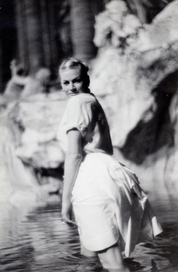 Pierluigi Praturlon : Anita Ekberg posa nella fontan  - Auction Fotografia - Incanto Casa d'Aste e Galleria