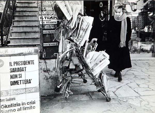 Pierluigi Praturlon - Giulietta Masina dal giornalai